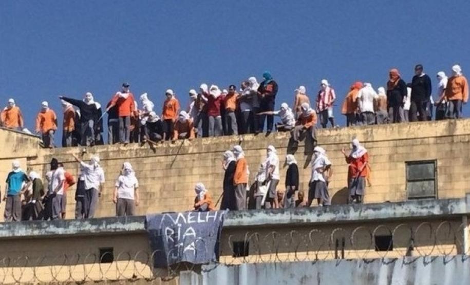 Até o momento a rebelião deixou um saldo de cinco mortos e 25 feridos.
