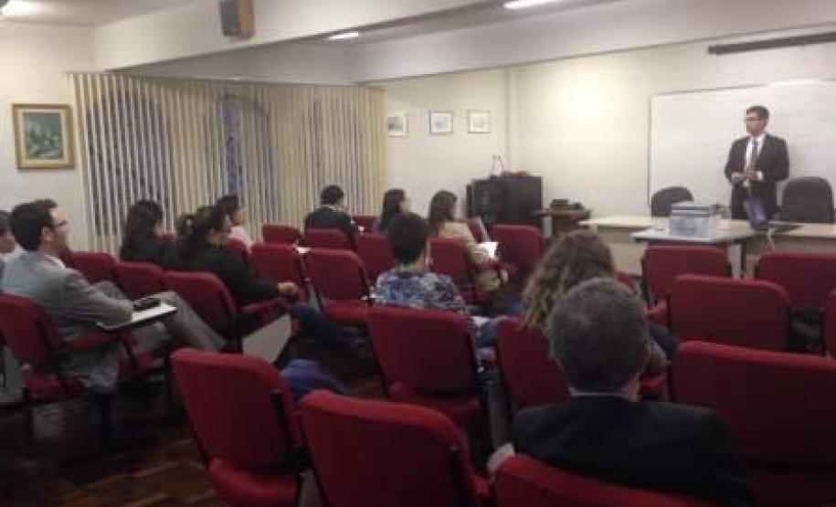 Para falar sobre a questão foi convidado o palestrante e professor André Ribeiro Giamberardino, que também é defensor público do Paraná.