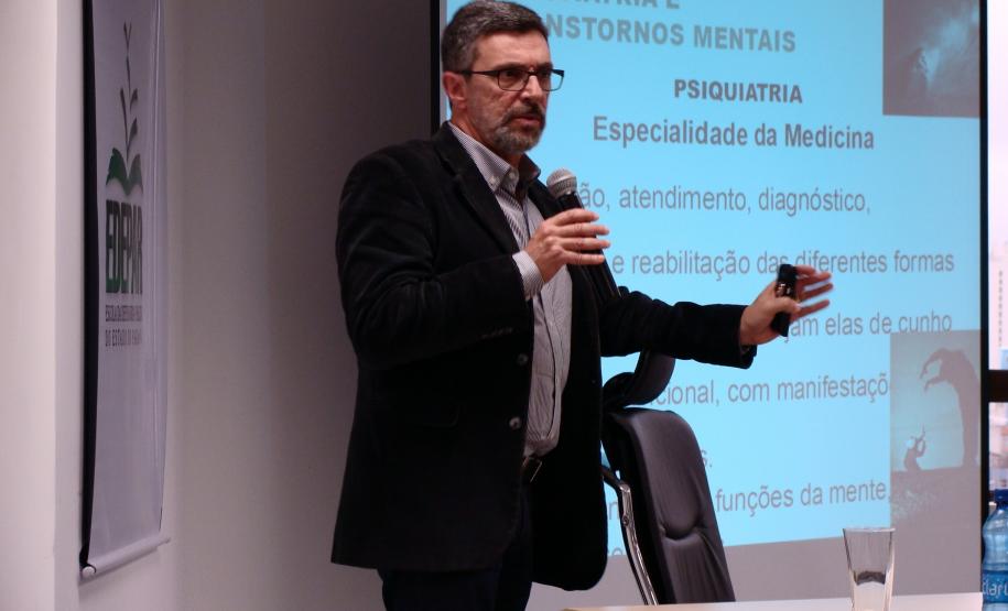 José Leão de Carvalho Júnior, especialista em Psiquiatria Geral e em Psiquiatria de Crianças e Adolescentes pela Associação Brasileira de Psiquiatria