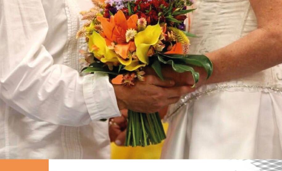 #LegendaAcessível: Na foto duas mulheres, casando-se e vestidas de branco segurando um buquê de flores coloridas.

No rodapé, no canto esquerdo a data 29 Agosto, Dia Nacional da Visibilidade Lésbica, e no canto direito, a logo da DPE-PR