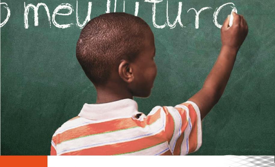 #LegendaAcessível: A imagem mostra um menino escrevendo “O meu futuro" na lousa da escola.
No rodapé no canto esquerdo a data 08 de setembro, Dia da Internacional da Alfabetização e no canto direito a logo da DPE-PR.