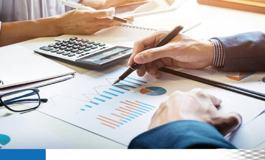 #LegendaAcessível: A imagem, uma foto, mostra uma mulher e um homem a frente de uma mesa com calculadora, relatório com gráfico, tablet, representando uma administradora e um administrador trabalhando.

No rodapé no canto esquerdo a data 09 de setembro, Dia Nacional do Administrador e no canto direito a logo da DPE-PR.