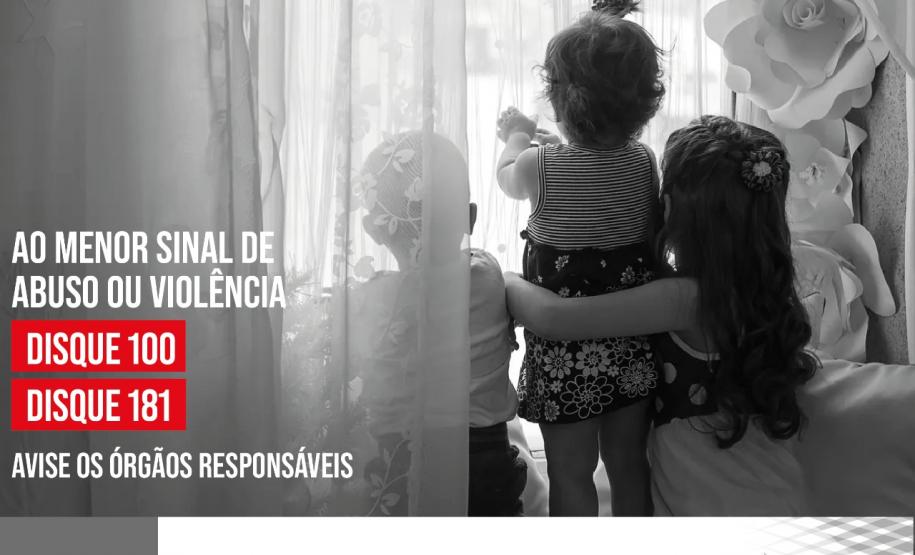 #LegendaAcessível: A imagem, uma foto preto e branco, mostra três crianças olhando por uma janela, com as frases que alertam, "Ao Menor Sinal de Violência", "Disque 100", "Disque 181", "Avise os Órgãos Responsáveis".

No rodapé, no canto esquerdo a data 23 de setembro, Dia Mundial Contra a Exploração Sexual e o Tráfico de Mulheres e Crianças, e no canto direito a logo da DPE-PR.