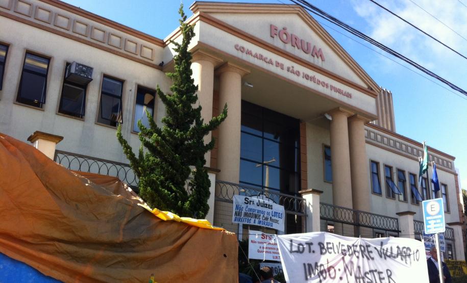 Famílias ameaçadas de despejo estão há quase três semanas acampadas em frente ao Fórum de São José dos Pinhais à espera de uma solução para o caso.