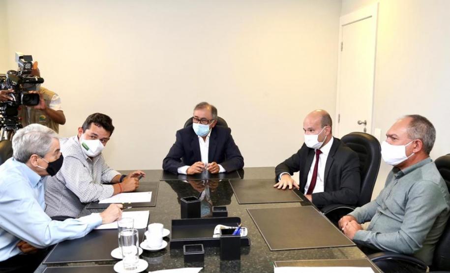 DPE-PR assina termo de cooperação com TV Paraná Turismo e CNT.