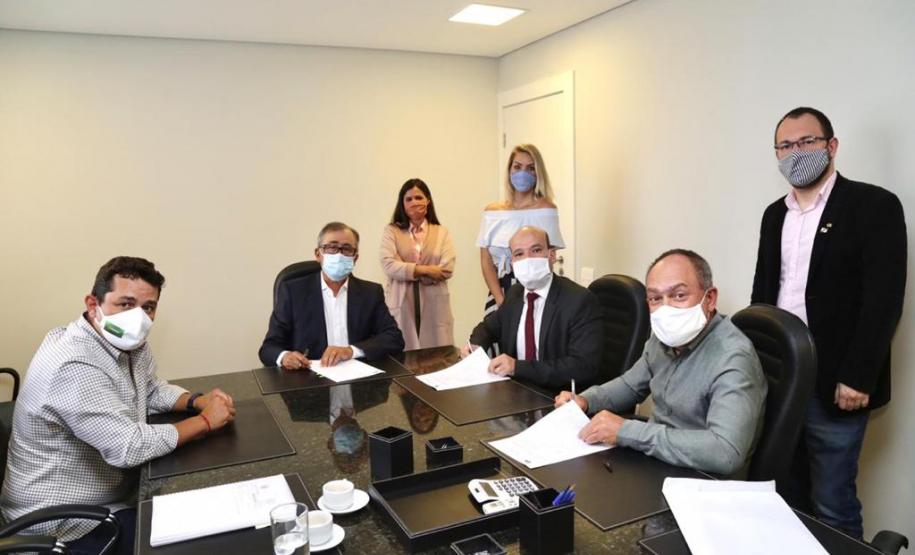 DPE-PR assina termo de cooperação com TV Paraná Turismo e CNT.