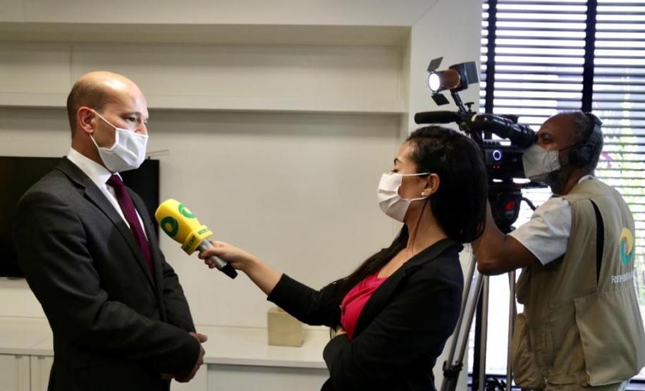 DPE-PR assina termo de cooperação com TV Paraná Turismo e CNT.