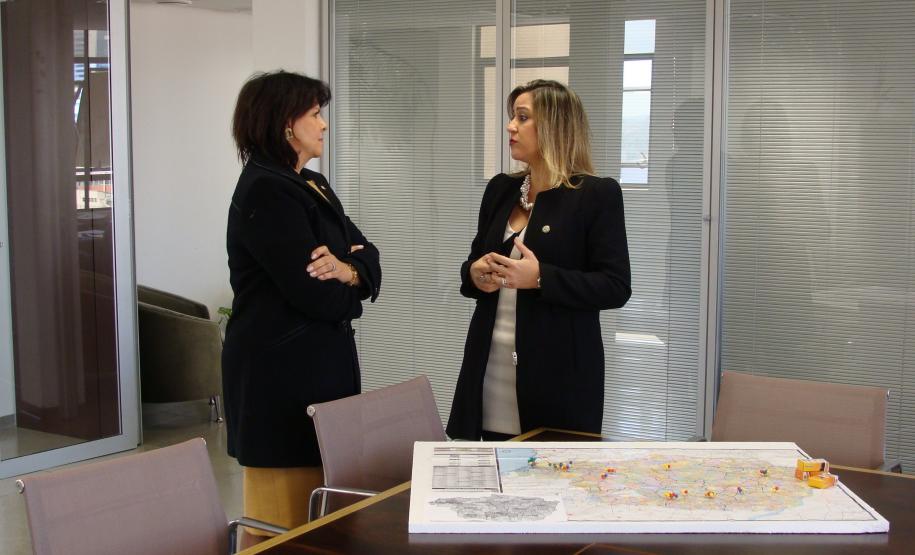 A defensora pública-geral do Estado do Paraná, Josiane Fruet Bettini Lupion, e a presidente do Condege, defensora Andréa Maria Alves Coelho, do Ceará.