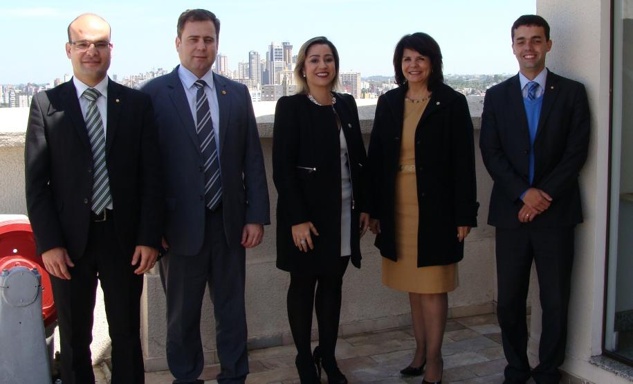 O coordenador do grupo de trabalho da Execução Penal da DPPR, defensor Eduardo Pião Ortiz Abraão, o secretário geral adjunto do Condege, defensor Nilton Leonel Arnecke Maria, a presidente Condege, defensora Andréa Maria Alves Coelho, a defensora pública-geral, Josiane Fruet Bettini Lupion, e o subdefensor da DPPR, André Ribeiro Giamberardino.