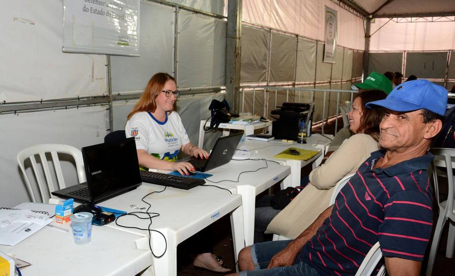 A assessora jurídica Kátia Brüning no Mutirão da Cidadania em Terra Roxa.