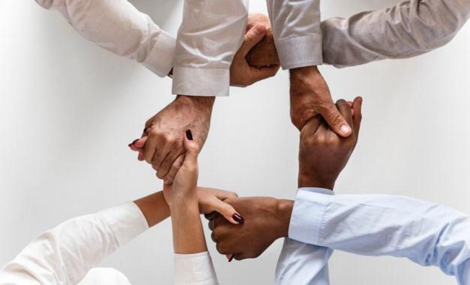 Com quantas mãos se faz justiça social?
