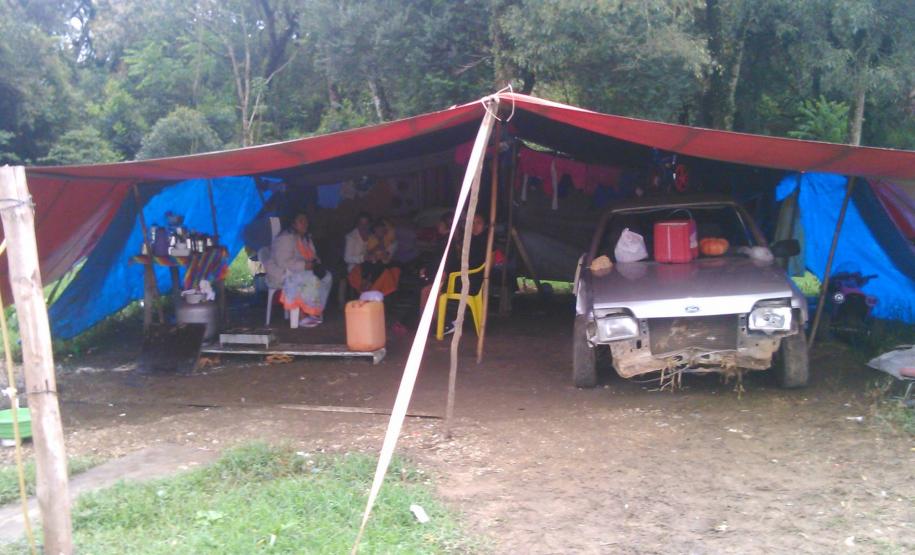 No local não há serviços básicos de saneamento, abastecimento de água potável e energia elétrica. As famílias também estão sujeitas a todos os tipos de intempéries.