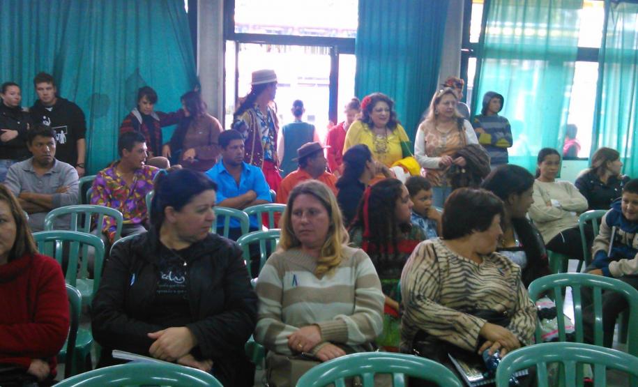 No dia 26 de setembro, o CAIC da Lapa, sensível aos problemas que estas famílias vêm enfrentando, organizou uma atividade de formação para professores e alunos sobre a cultura e os direitos do povo cigano.