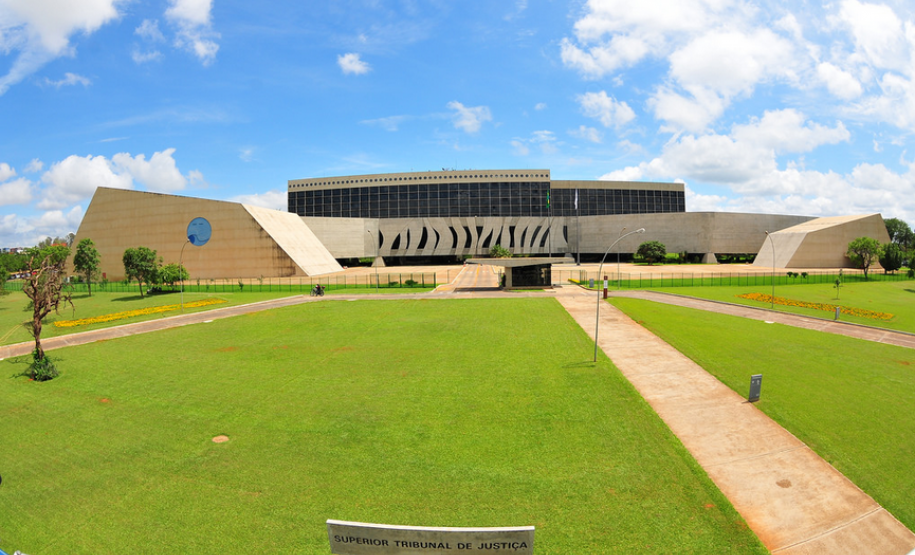 A concessão de liminar no STJ antes do esgotamento dos meios de impugnação na Corte Estadual é excepcional, somente possível quando a decisão é “teratológica” – expressão utilizada pelo próprio STJ.