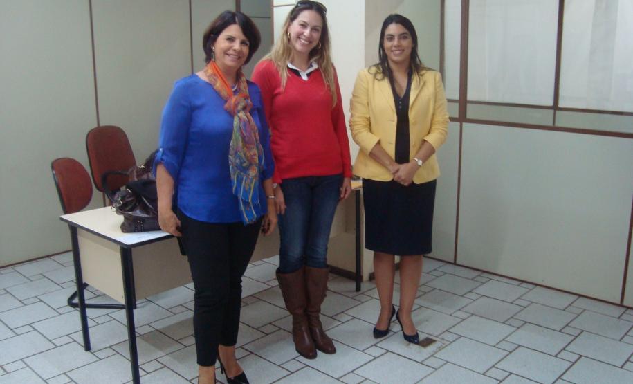 Josiane Fruet Bettini Lupion, a assessora jurídica Vanusa Hoffmann e Claudia Pereira.