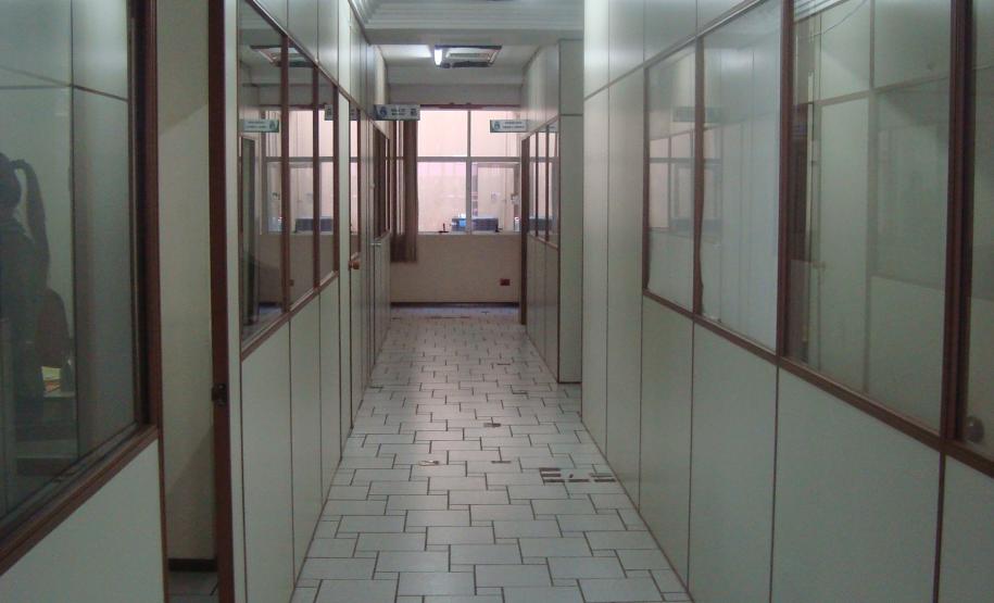 O prédio, localizado na Travessa Júlio Pasa, no centro da cidade, abriga os Conselhos de Direito e os dois Conselhos Tutelares de Foz do Iguaçu.