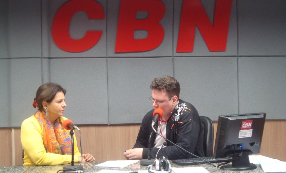 A defensora pública-geral também atendeu a imprensa iguaçuense e esclareceu a população sobre a Defensoria Pública na cidade. Na foto, entrevista à rádio CBN Foz.