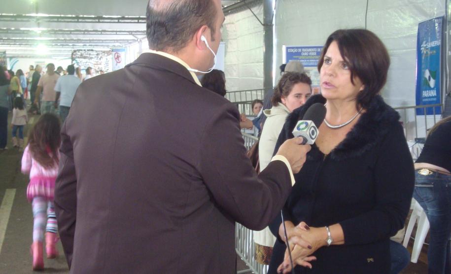 O repórter Caio Vasques, da RPC Foz, entrevista a defensora pública-geral.