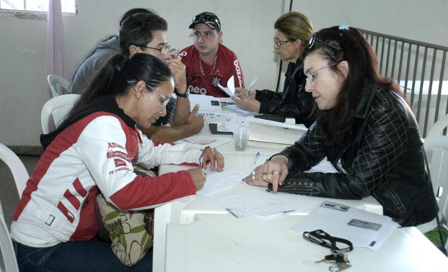 Foz do Iguaçu As assistentes sociais Deizy Aparecida Russi e Rosana Trauczynski atendem a população.