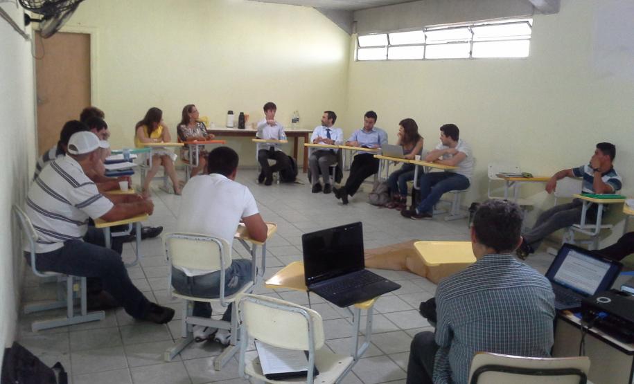 A reunião contou com a participação de representantes da Defensoria Pública da União (DPU), Instituto Federal do Paraná (IFPR), Conselho Permanente dos Direitos Humanos do Estado do Paraná (COPED/SEJU), organização Terra de Direitos, comunidade acadêmica da UFPR e sociedade civil, além das comunidades tradicionais de pescadores Artesanais e Caiçaras do litoral Paranaense de Barra do Ararapira, Vila Fátima, Sibui, Barbados e Tibicanga
