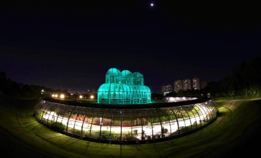 Monumentos em Curitiba ganham iluminação verde em homenagem ao Dia Nacional da Defensoria Pública