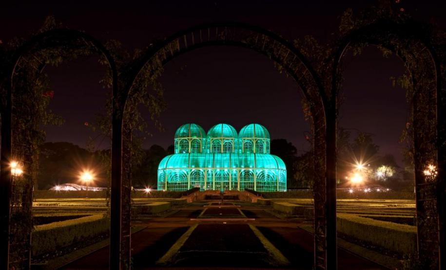 Monumentos em Curitiba ganham iluminação verde em homenagem ao Dia Nacional da Defensoria Pública