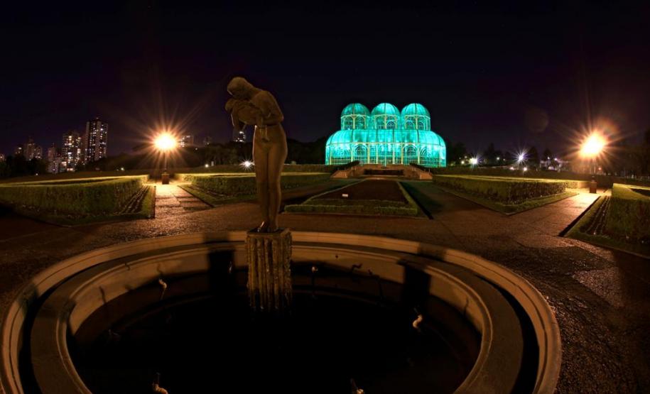 Monumentos em Curitiba ganham iluminação verde em homenagem ao Dia Nacional da Defensoria Pública