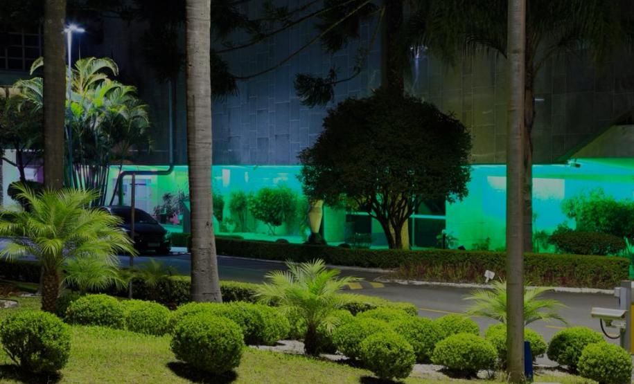 Monumentos em Curitiba ganham iluminação verde em homenagem ao Dia Nacional da Defensoria Pública