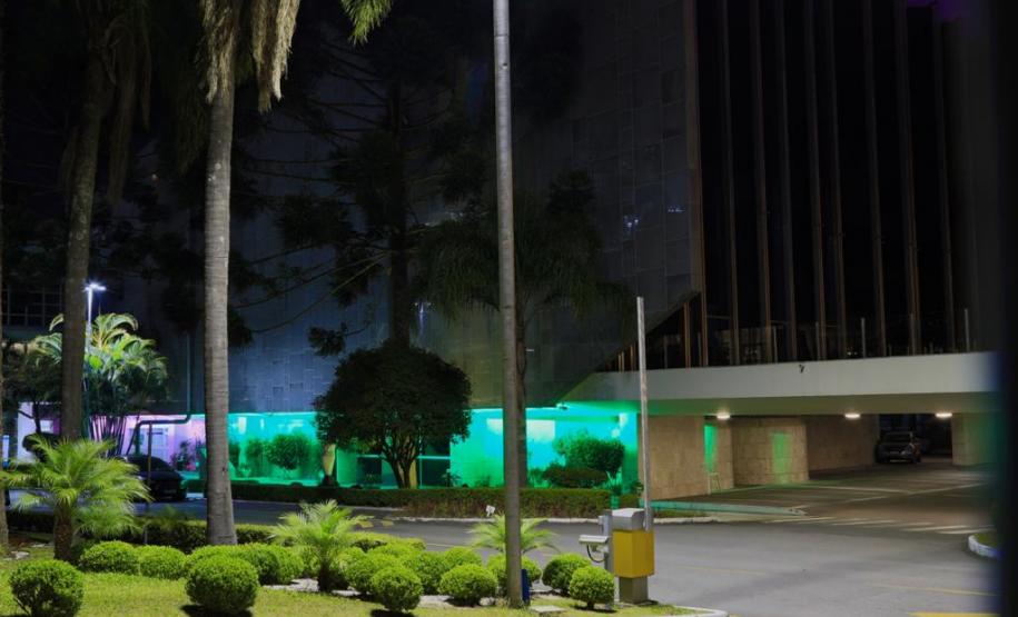 Monumentos em Curitiba ganham iluminação verde em homenagem ao Dia Nacional da Defensoria Pública