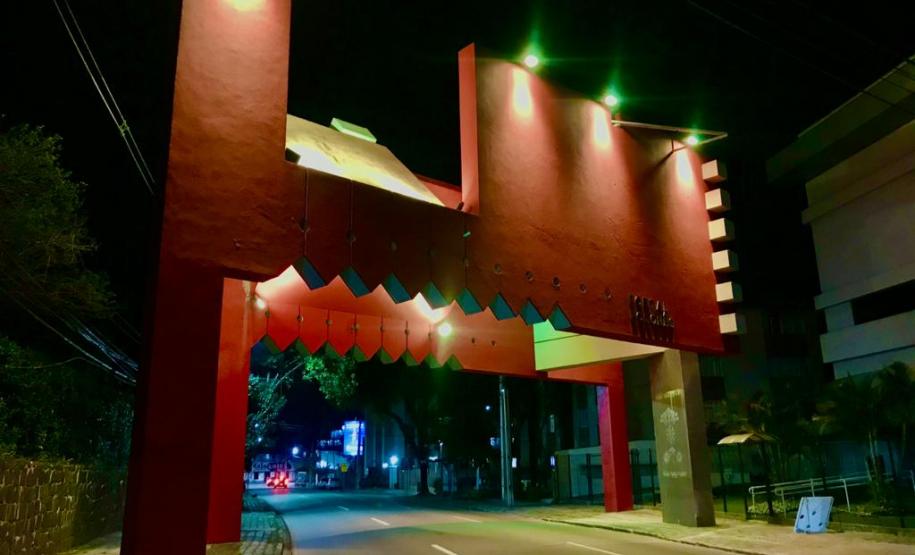 Monumentos em Curitiba ganham iluminação verde em homenagem ao Dia Nacional da Defensoria Pública
