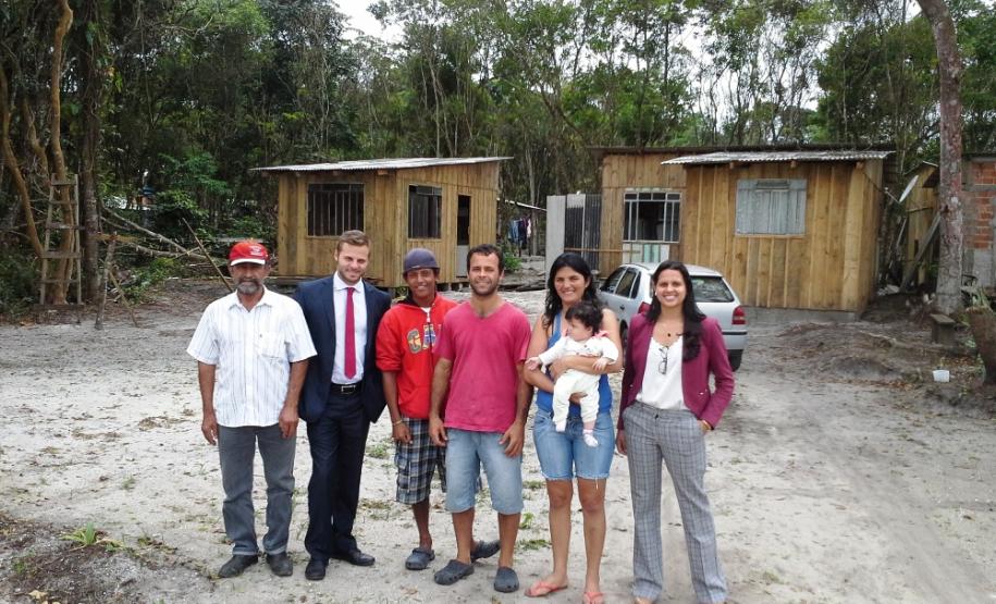 Os defensores públicos Juliano Marold e Cinthia Azevedo com moradores do Balneário de Shangri-lá.