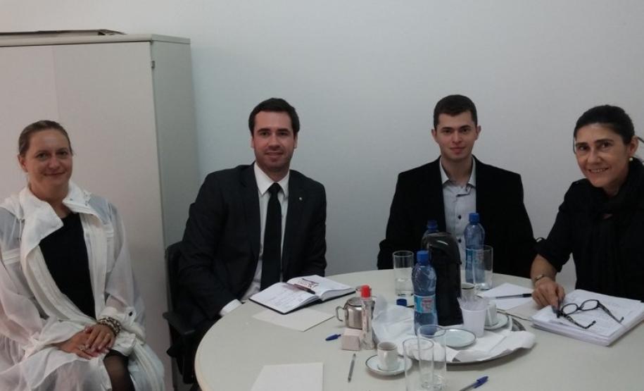 A reunião contou com a presença de Laís Letchakovski, promotora da 3ª Vara da Infância e da Juventude de Curitiba, Izabel Benvenutti, assessora do Ministério Público do Estado do Paraná, Gladston Zanotto Junior, assessor da Defensoria Pública, e Matheus, defensor público coordenador do Grupo de Trabalho da Infância e da Juventude da DPPR.