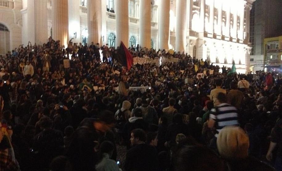 Manifestantes ocupam a escadaria do prédio histórico da UFPR, na Praça Santos Andrade, em Curitiba (PR).