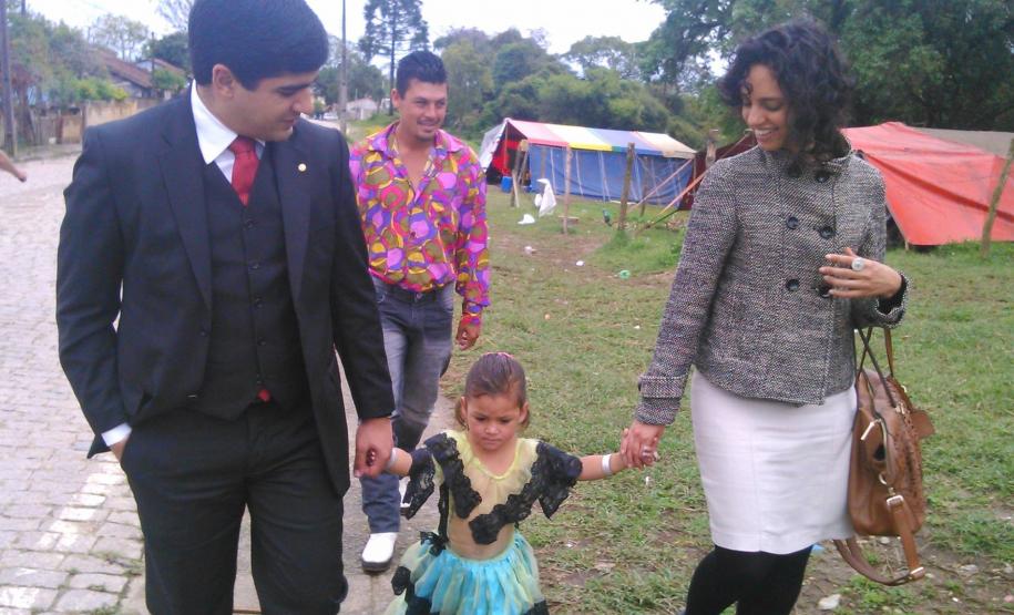 O defensor público Luis Felipe Pimentel da Costa e a defensora pública Camille Vieira da Costa em visita à comunidade cigana da etnia Calon no município da Lapa, região metropolitana de Curitiba.