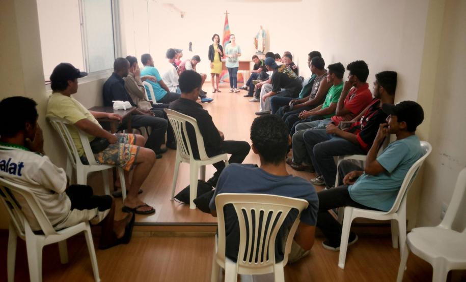 Atividade na Casa de Acolhida São José, em Curitiba. A instituição acolhe a população em situação de rua, que costuma ir até o local na parte da manhã para tomar café e cuidar da higiene pessoal.