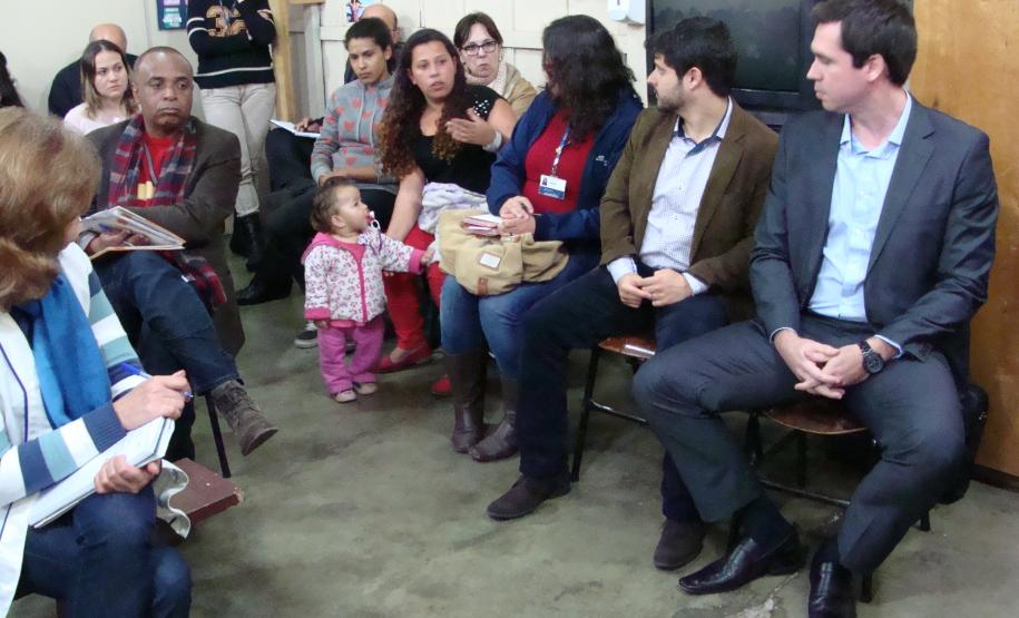 Defensores públicos participam de uma audiência pública na Vila das Torres, em Curitiba.