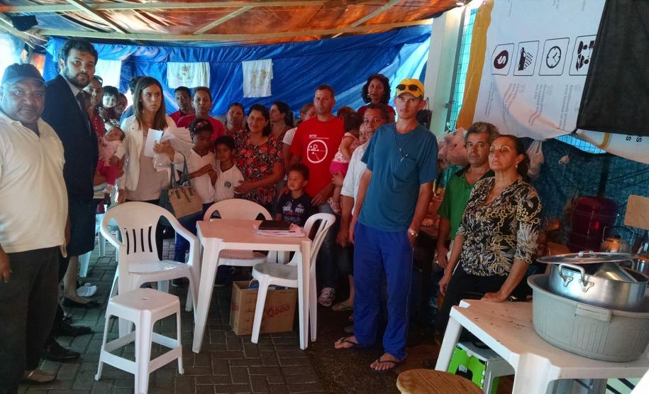 Defensores públicos visitam famílias ameaçadas de despejo acampadas em frente ao Fórum de São José dos Pinhais.
