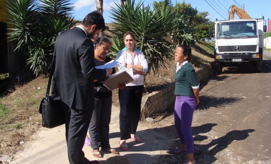 Em junho, a Defensoria esteve presente na Vila Joanita, em Curitiba, local atingido por uma forte enchente no início do mês. Na ocasião, o defensor público conversou com moradores, que apresentaram as dificuldades enfrentadas pela comunidade em casos de chuvas fortes.