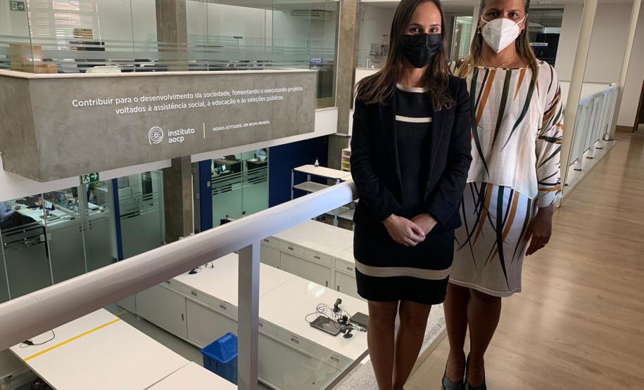 As Defensoras Públicas Lívia Martins Salomão Brodbeck e Silva, Chefa de Gabinete da DPE-PR e Presidenta da Comissão Organizadora do Concurso; e Olenka Lins e Silva Martins Rocha, Subdefensora Pública-Geral e Presidenta da Banca Examinadora do Concurso.