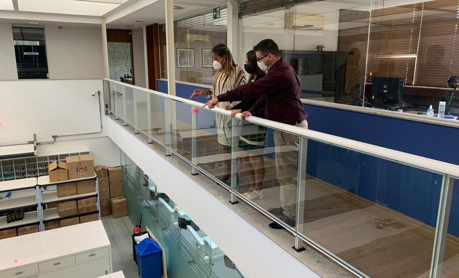 As Defensoras Públicas visitaram as instalações do Instituto e verificaram o local onde as provas serão impressas com o objetivo de garantir a lisura e o sigilo do procedimento.