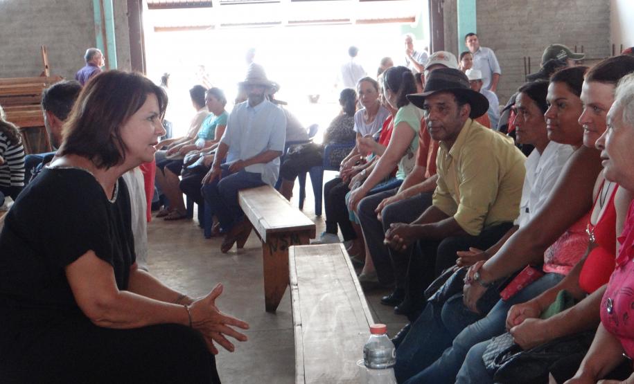 A defensora pública-geral do Estado, Josiane Lupion, conversa com famílias envolvidas no processo de regularização fundiária. O trabalho é feito pela DPPR em parceria com o Instituto de Terras, Cartografia e Geociências (ITCG).