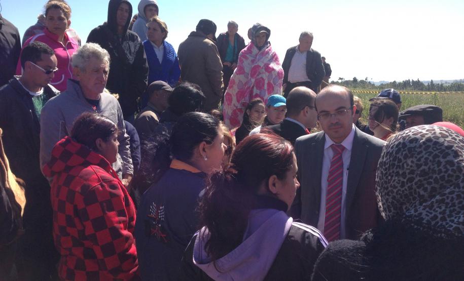 Defensores públicos conversam com familiares de presos da Penintenciária Estadual de Cascavel. Rebelião em agosto deixou um saldo de cinco mortos e 25 feridos.