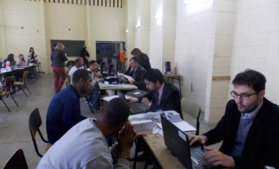 Mutirão Carcerário das Varas de Execuções Penais da Capital realizado no final de agosto analisou 1.346 processos de presos do Complexo Penitenciário de Piraquara. O 6º Mutirão Carcerário de 2014 contou com a participação efetiva de servidores do Tribunal de Justiça, defensores públicos e promotores de Justiça.