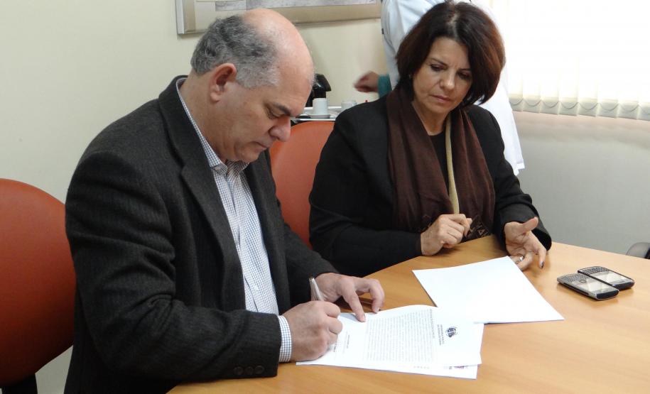 Assinatura do termo de cooperação entre o ITCG e a Defensoria Pública. Na foto, o diretor-presidente do instituto, Amilcar Cabral e a defensora pública-geral, Josiane Fruet Bettini Lupion.