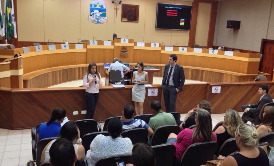A audiência foi realizada na Câmara de Vereadores de Foz do Iguaçu. Na foto, Michelle Fernandes, representante do Núcleo Regional de Educação, e os defensores Lívia Brodbeck e Matheus Munhoz.