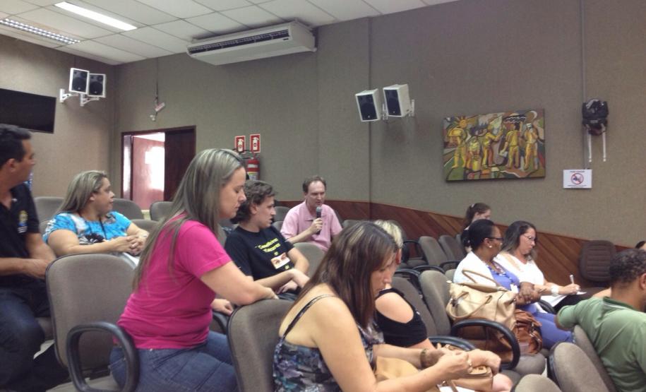 A reunião contou com a participação de conselheiros tutelares, professores, cidadãos, diretores de escola, representantes do Núcleo Estadual de Ensino e servidores dos CRAS e CREAS.