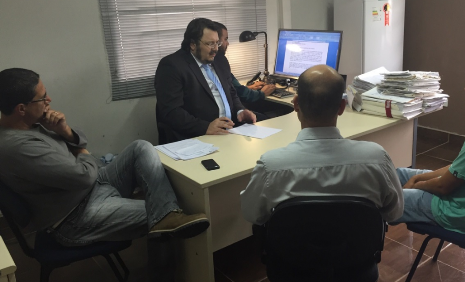 Ao final da audiência, o magistrado que presidiu o ato substituiu a prisão de E.S.J. por medida cautelar diversa da prisão consistente em monitoração eletrônica.