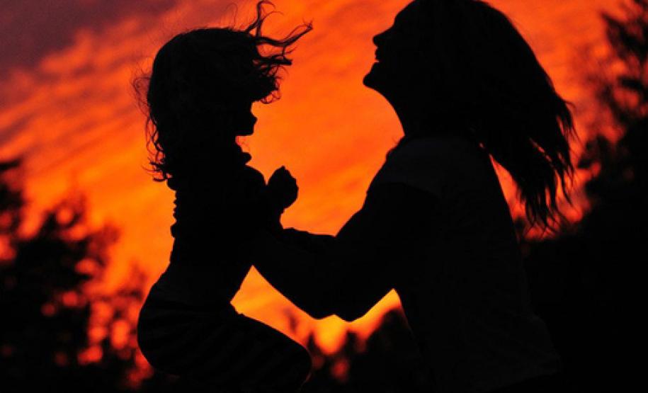 Criança que estava ilegalmente com a avó é devolvida à mãe.