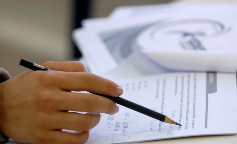 Adolescente que não concluiu o ensino médio ingressa na faculdade.