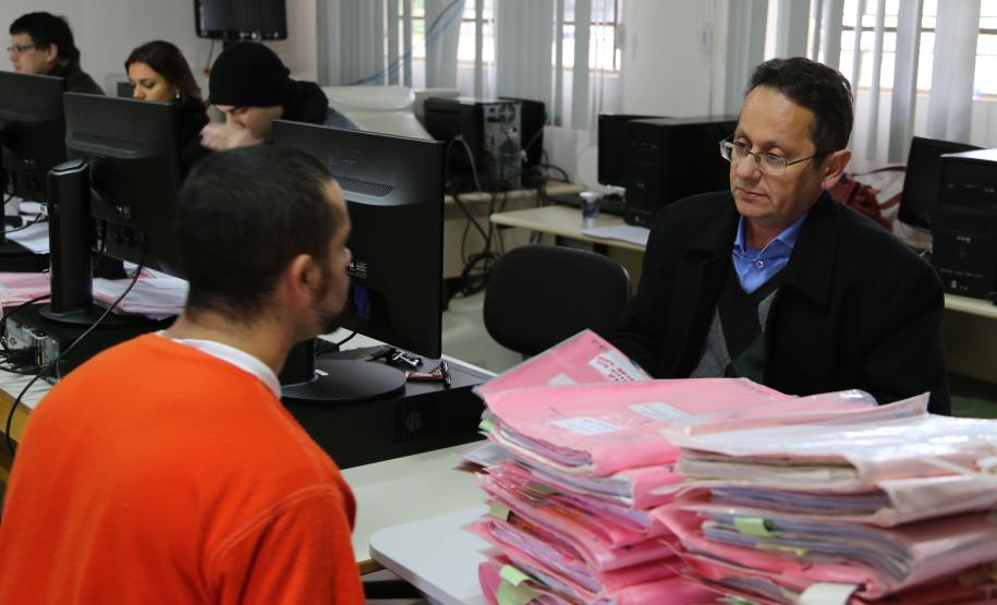 O juiz Moacir Antonio Dala Costa trabalha no 5º Mutirão Carcerário de 2013.